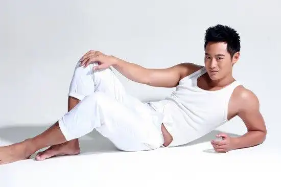 整套写真以纯白色为基底,写真中启航(亓航)一身白色背心长裤,完美身材