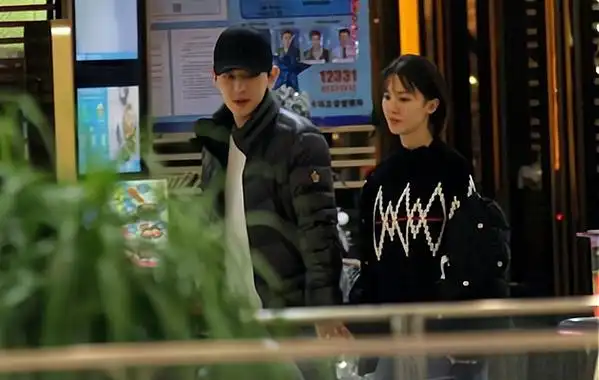 金晨和于正深夜聚会被拍马路上热聊前男友是邓伦