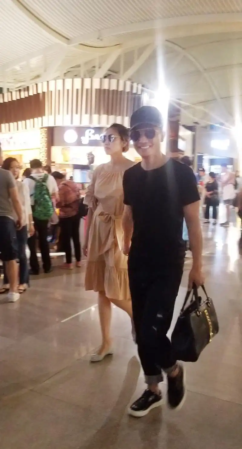 组图:欢子婚后火速复工 爱妻探班尽显甜蜜