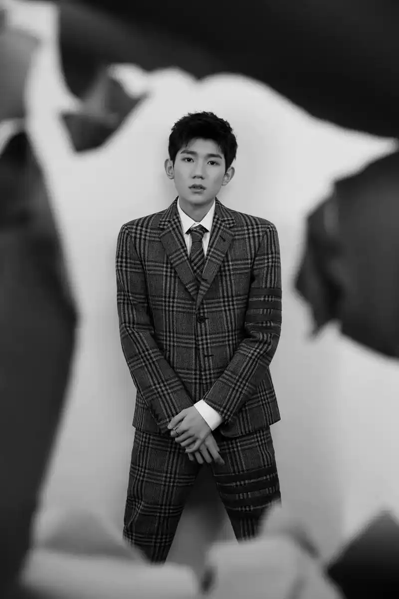 王源身着条纹西装亮相纪录短片分享会.光影似水流动,故事听他叙说.