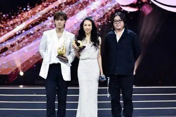 和张艺兴同高的王源,却和蔡徐坤相差一个头,网友:看着像郭敬明_身高