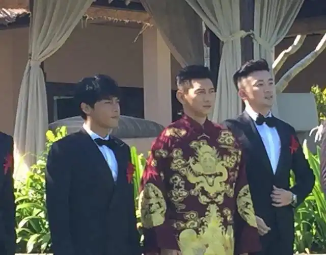 吴奇隆穿龙袍带伴郎霸气出场
