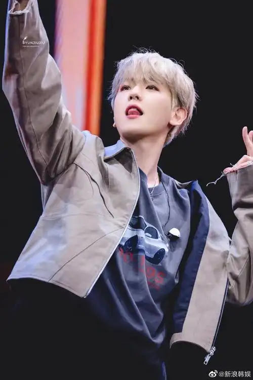 边伯贤超话#边伯贤overpass饭拍#白发卷毛小狗太爱啦呜呜呜yyds,只有