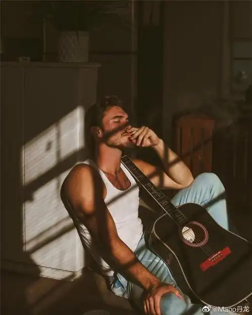 肌肉男:欧美吊带背心帅哥午后阳光浴自拍肌肉男生活照片-小虾米