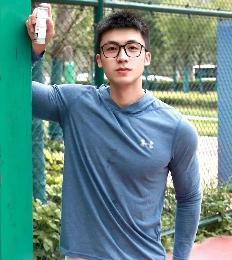 戴着眼镜的斯文男生,酷帅的外形,阳刚有气质,最佳男友的选择!