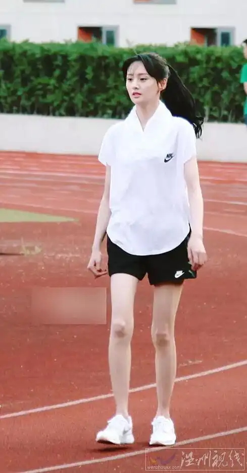 不知道为什么最近郑爽突然表示要减肥,希望自己能瘦到40-42公斤的体重