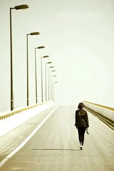 在青春遥远的路口,我一个人慢慢行走,我感觉这个青春好像还缺少了点