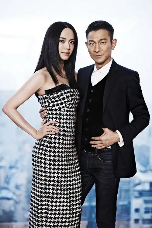 刘德华姚晨黑白配登封面 显亲密默契