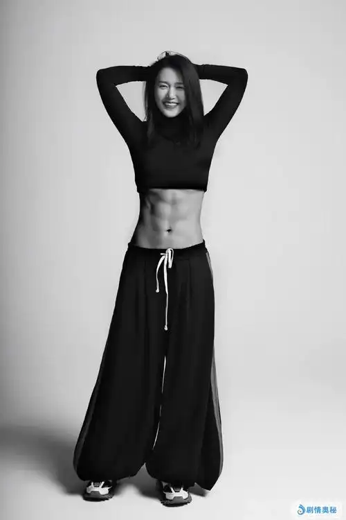 37岁谭维维晒8块腹肌戒酒戒烟吃跑半马自律的女人好美