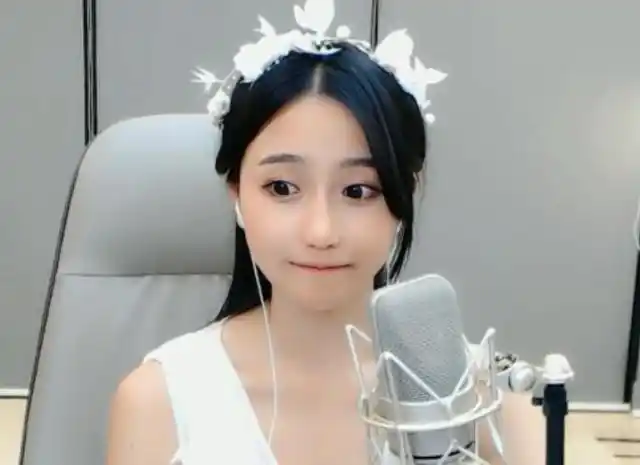 斗鱼公认最努力最有实力的女主播王思聪也曾特意给她刷礼物支持