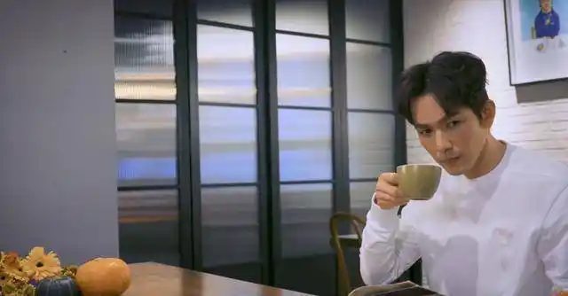 钟汉良:一边喝咖啡看杂志,一边亲手制作创意爱心型南瓜灯万圣节_卫衣