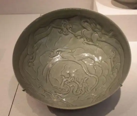 五代 越窑刻花龙纹碗 大都会博物馆藏