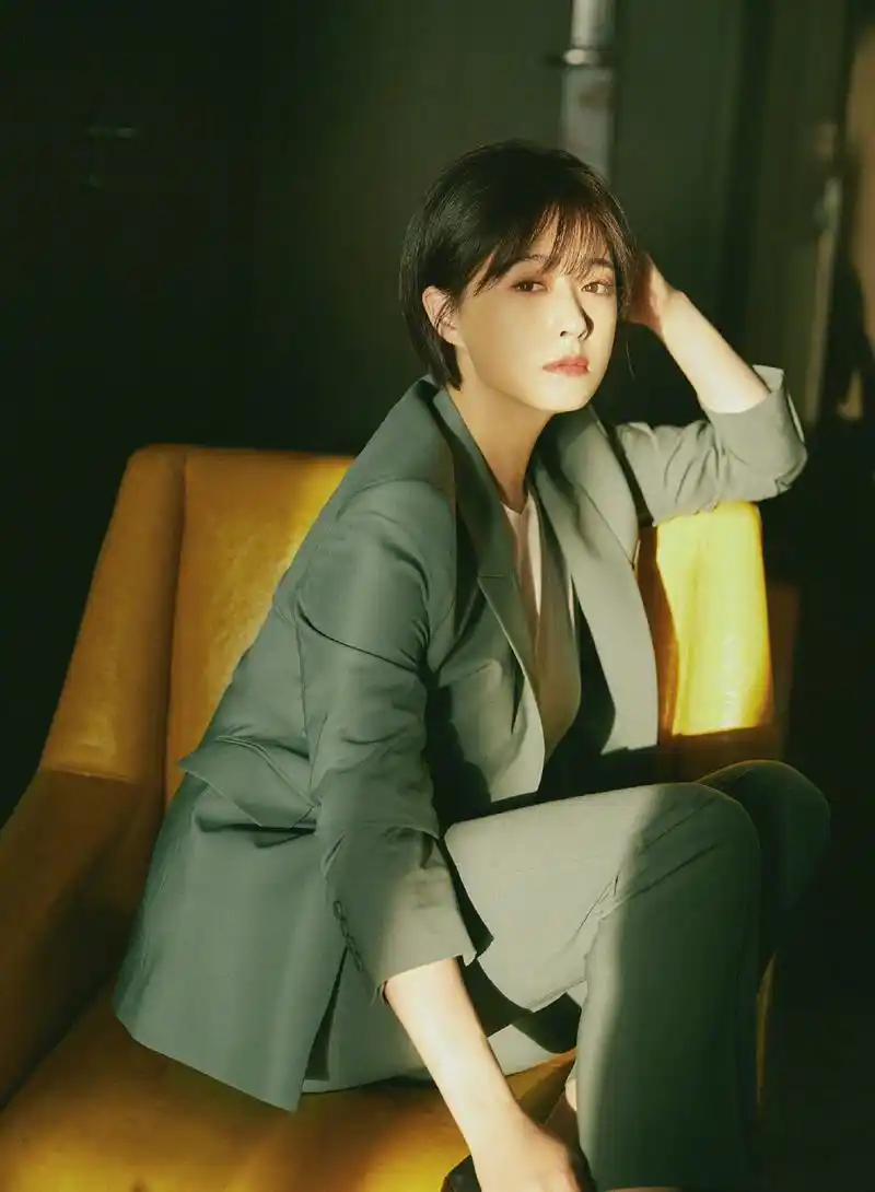 蒋欣短发西装写真图片26