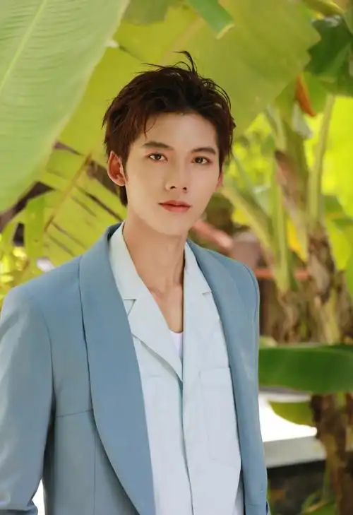 邓超元蓝色西装绅士写真图片