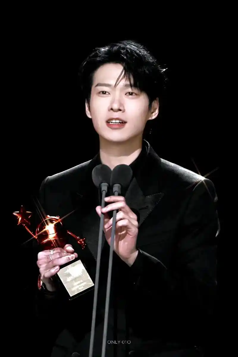 魏大勋    哥哥以后继续拿更多大奖吧,因为拿奖杯的手特别 - 抖音