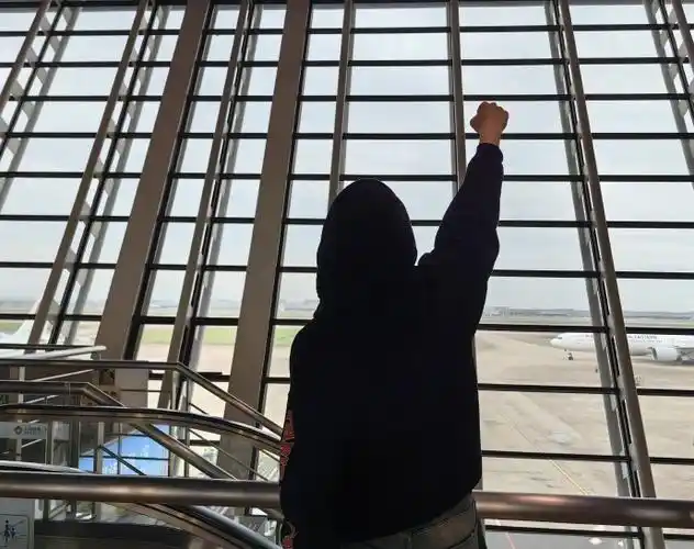 张彬彬晒比耶背影照