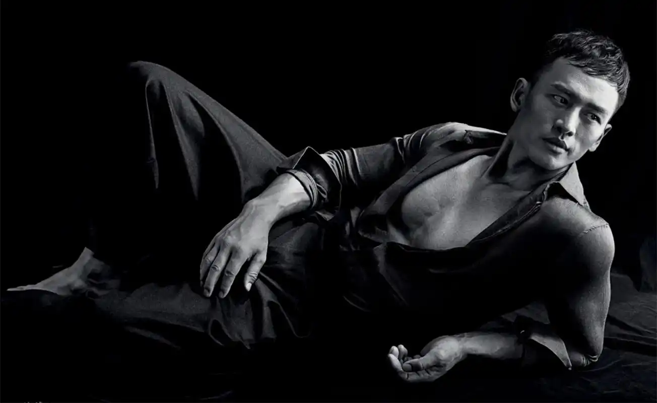 顾又铭登新加坡时尚杂志封面 黑白大片尽显男人魅力