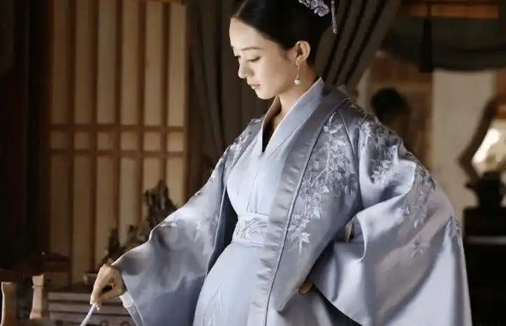 赵丽颖饰演的明兰,当时赵丽颖饰演的明兰嫁给丈夫之后,没多久就怀孕了