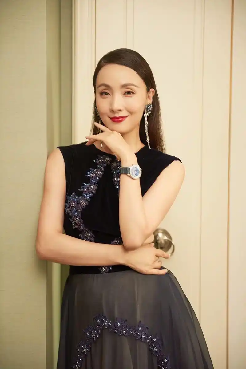 陶虹闪耀上影节慈善晚宴 露背长裙宛如"油画美人"