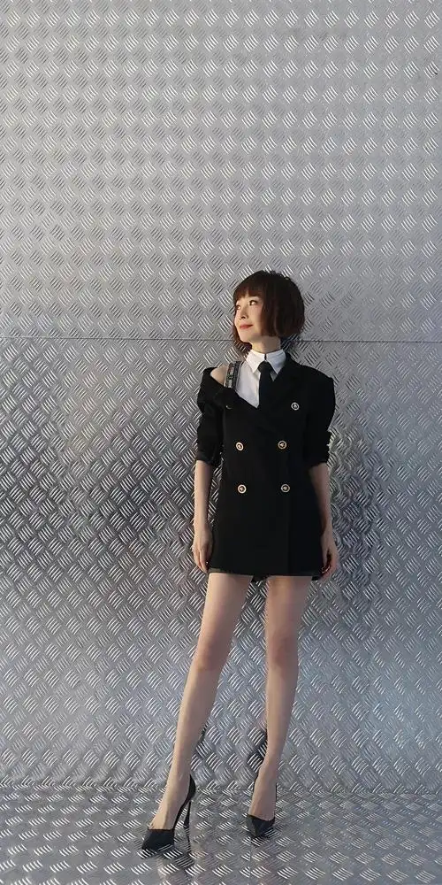 陈鲁豫出席活动大玩中性复古风潮