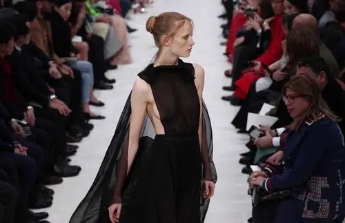 新华社/欧新3月3日,在法国巴黎时装周上,模特展示华伦天奴品牌2019/20