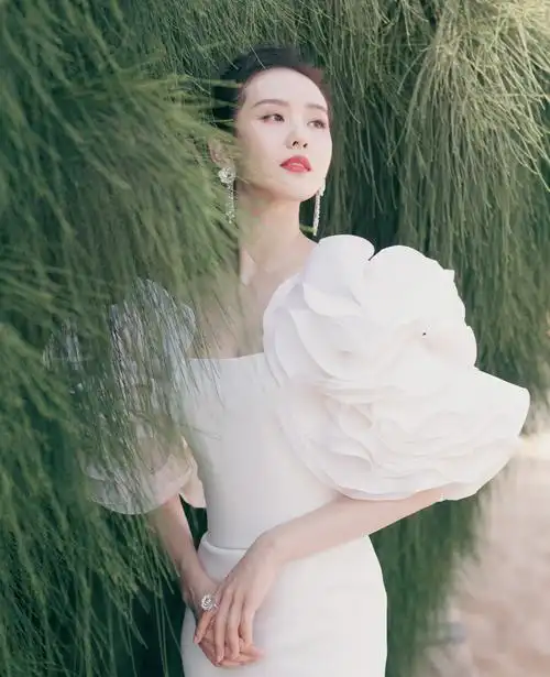 刘诗诗仙女感再现,纯白鱼尾裙美到极致,女神气场太强大了