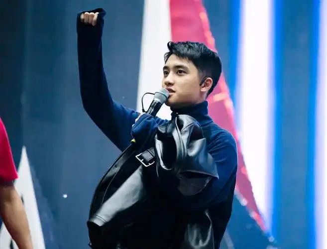 同时现场照还向我们揭露了区别于克里斯马舞台的exo的日常,对钟大t恤