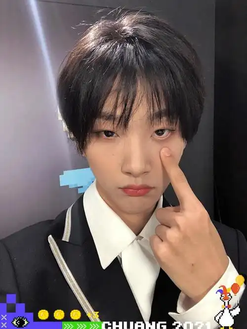 胡烨韬自拍好可爱啊tt