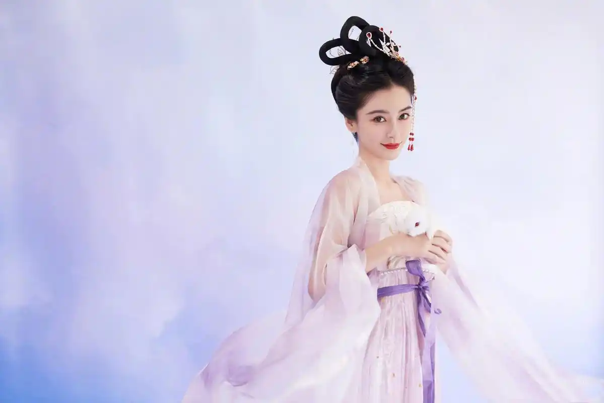 杨颖化身嫦娥仙子从月宫下凡,既美又甜,古装原来这么潮