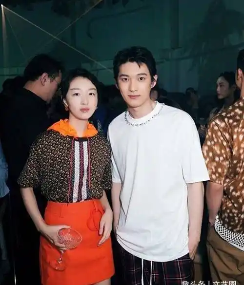 原创周冬雨与富二代恋情疑曝光男方被扒爱炫豪车爱泡夜店是玩咖