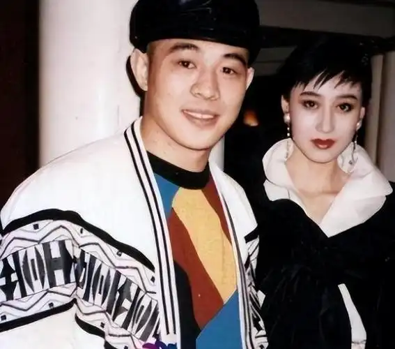 李连杰晒妻子近照,61岁利智衰老似奶奶,前妻黄秋燕依旧美艳动人