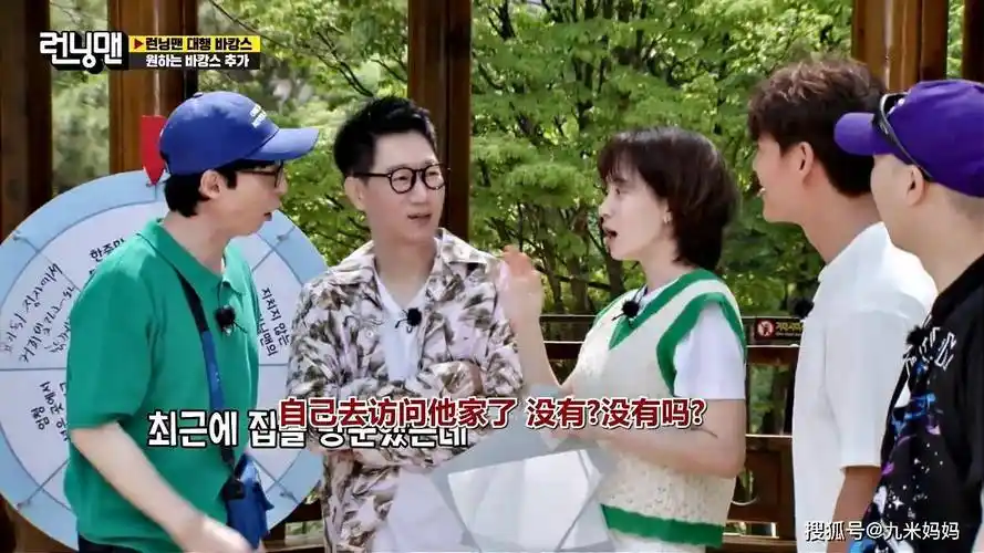 原创宋智孝用嘴咬着饼干和金钟国玩接力游戏金钟国很害羞边挡边躲