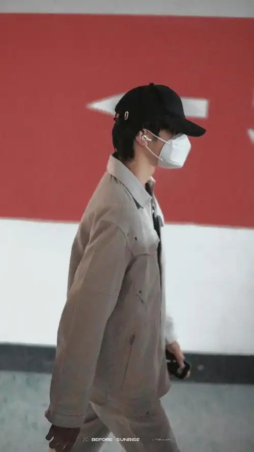 刘耀文无限超越班上班路透96白色工装造型77棒球帽,口罩都遮不住