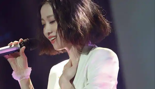 姚贝娜:天生的歌唱王者,一副展现写真照,竟"骗"了观众7年_音乐_父母