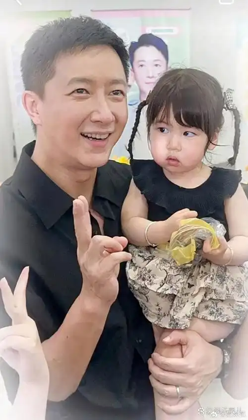 小公主也出来了,韩庚抱着女儿.