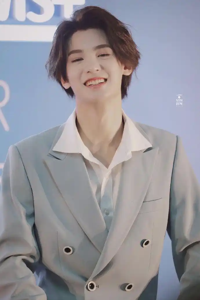黄明昊[超话]#是穿蓝色西装的绅士小昊,早安@jjjustin0219
