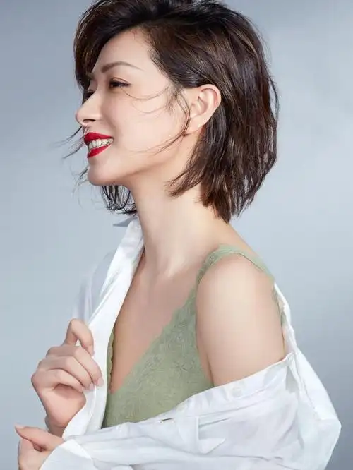 万茜个性写真,"不正经"的万茜也很好看