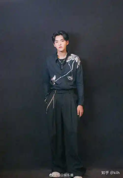 求问各位鲵们有没有吴亦凡正脸全身照啊!