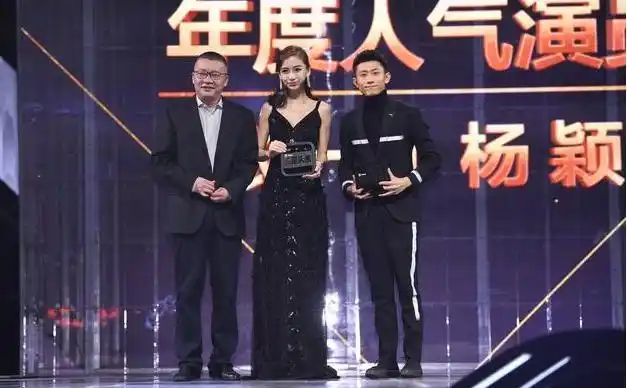 张一山和angelababy同台拿奖网友安慰张一山别哭