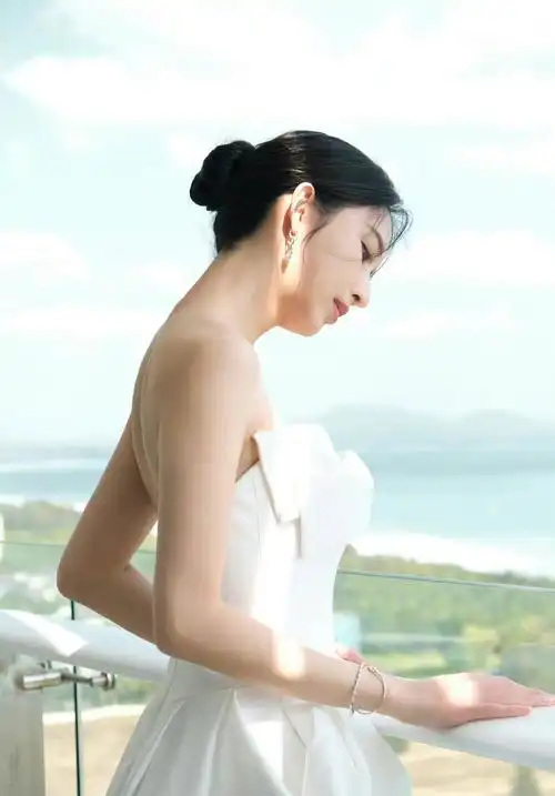 张俪身着抹胸高开叉长裙优雅美丽仪态完美展现好身材