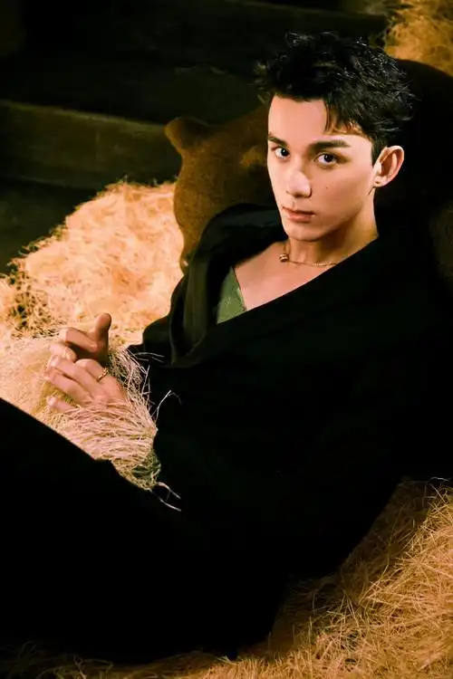 吴磊深v西装出发图##吴磊把稻草穿在了身上