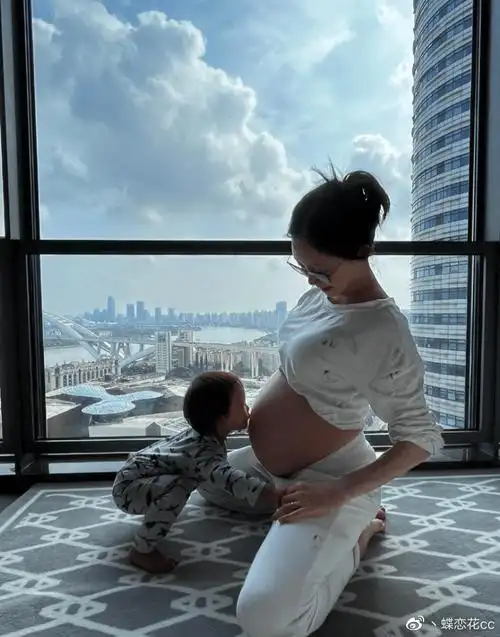 恭喜郑恺苗苗六一儿童节官宣二胎得子晒婴儿小手照超可爱