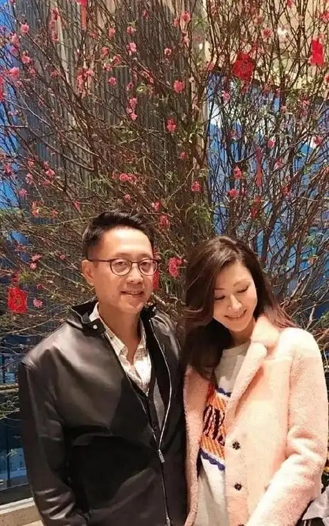 53岁李嘉欣晒和61岁老公许晋亨的合影贺新年,夫妻恩爱幸福甜蜜!