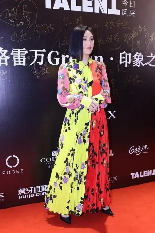 杨千嬅时尚实力真挺强穿多色印花裙也不显花哨优雅靓丽
