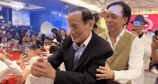 向华炎是向华强的大哥,也是新义安的创始人之一,在70年代曾经风光无限