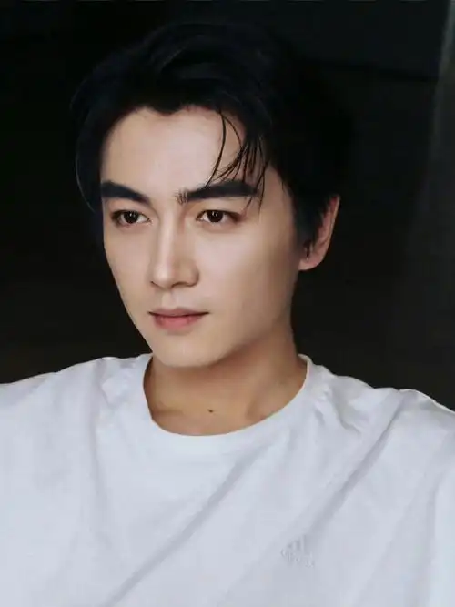 题材作品的演员▼陈晓真是蛮神奇的一位演员,平时很少热搜和各种消息