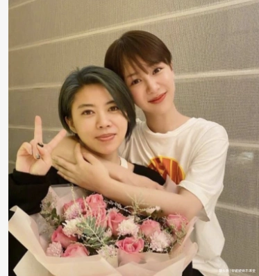 29岁杨紫晒庆生照在紫色花海里开心跳舞妈妈和亲姐姐相伴左右