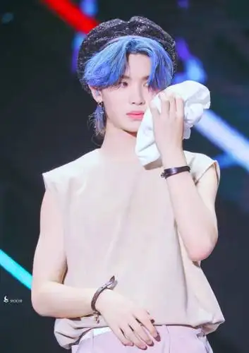 黄明昊justin蓝发