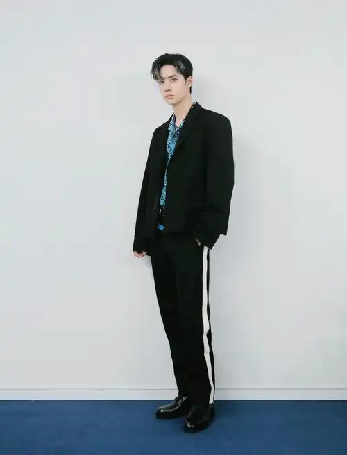 王一博时尚潮酷帅气写真图片16