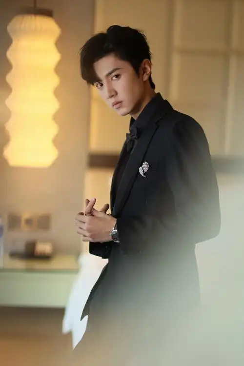 陈哲远黑色西装帅气写真图片